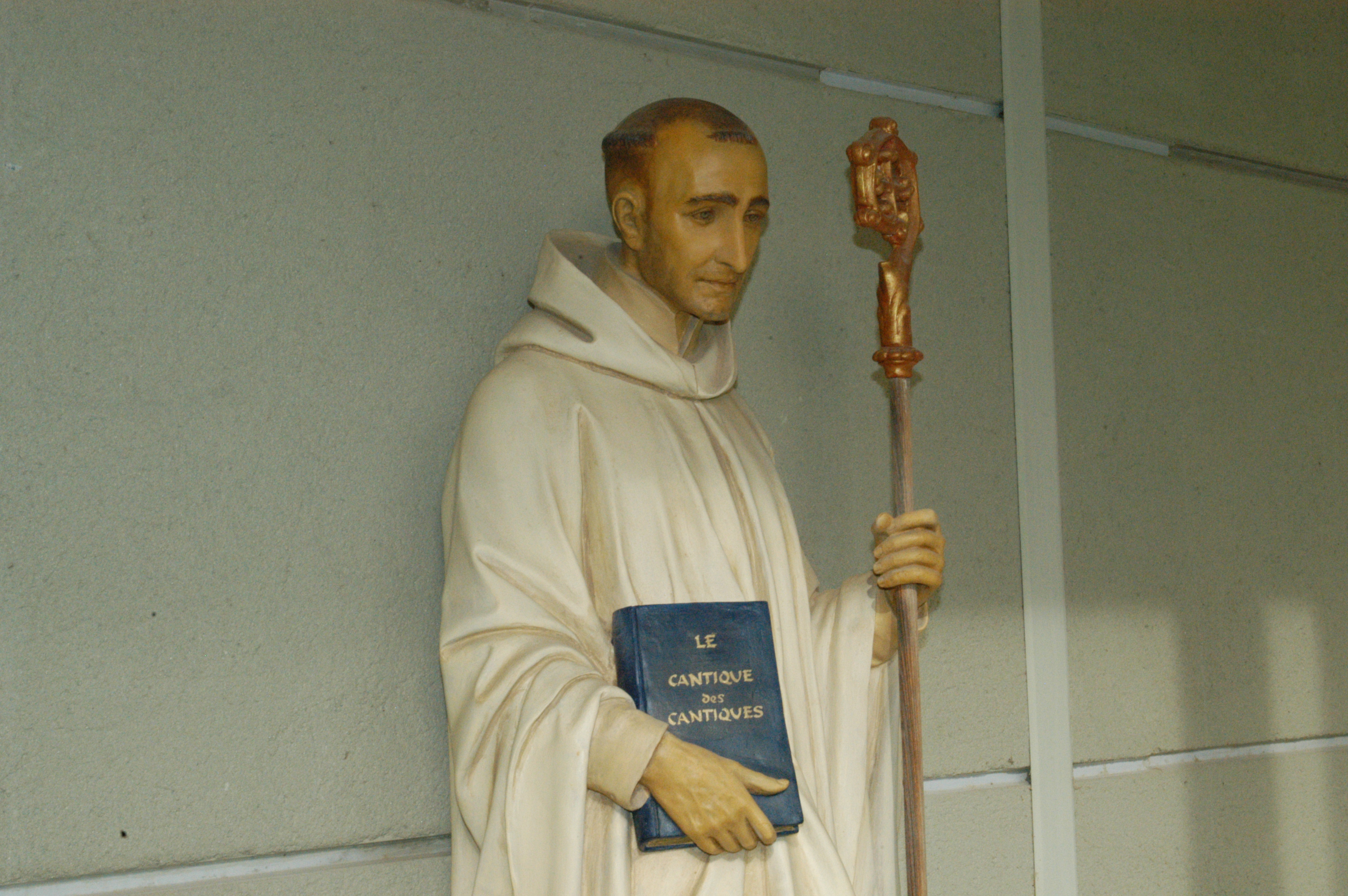 Saint Bernard portant le livre du Cantique des Cantiques, cloître de l'abbaye de Blauvac