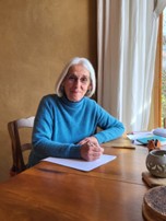 Annick COMBIER à sa table de travail